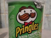 Чипсы Pringles со вкусом сметаны и лука